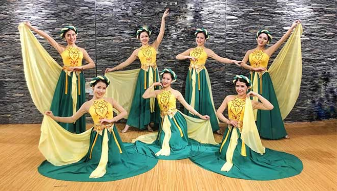 thuê trang phục biểu diễn Hà nội