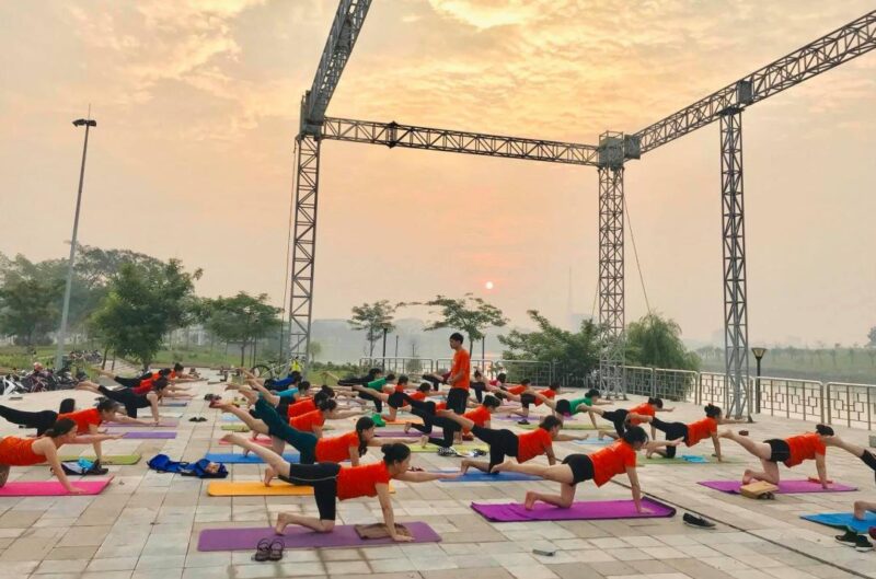 Buổi tập yoga ngoài trời tại Yoga Zen 