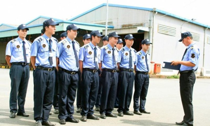 Bảo vệ dịch vụ là hình thức thuê đội ngũ bảo vệ chuyên nghiệp từ các công ty cung cấp dịch vụ bên ngoài