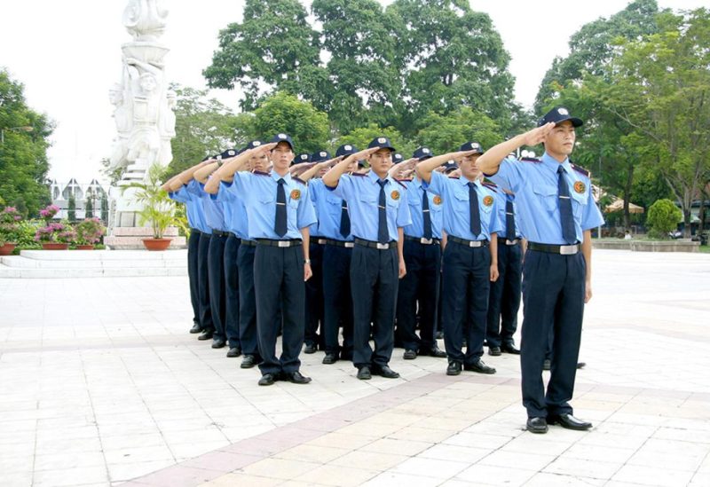 Việc lựa chọn giữa bảo vệ nội bộ và bảo vệ dịch vụ phụ thuộc vào quy mô, ngân sách và mức độ rủi ro an ninh của đơn vị